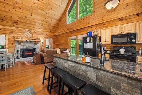 *Gorgeous 3BD Cabin Near LAKE w/ Pool Access*