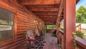 Terrace/patio - *Gorgeous 3BD Cabin Near LAKE w/ Pool Access* (Sevierville)