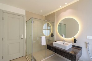 Appartement Deluxe | Salle de bain | Douche, serviettes fournies, savon, shampoing