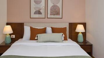 Superior appartement, 1 slaapkamer | Badkamer | Een douche, handdoeken, zeep, shampoo