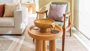 A modern living room with a round wooden table, a sofa, and a chair with cushions. - Prime Residence Golf Kattameya (Shurtah al-Dakhlah)