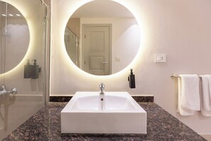 Apartamento Deluxe | Baño | Ducha, toallas, jabón y champú