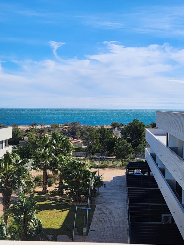 Ein modernes Gebäude mit Meerblick.