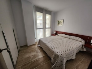 3 habitaciones y tabla de planchar con plancha 