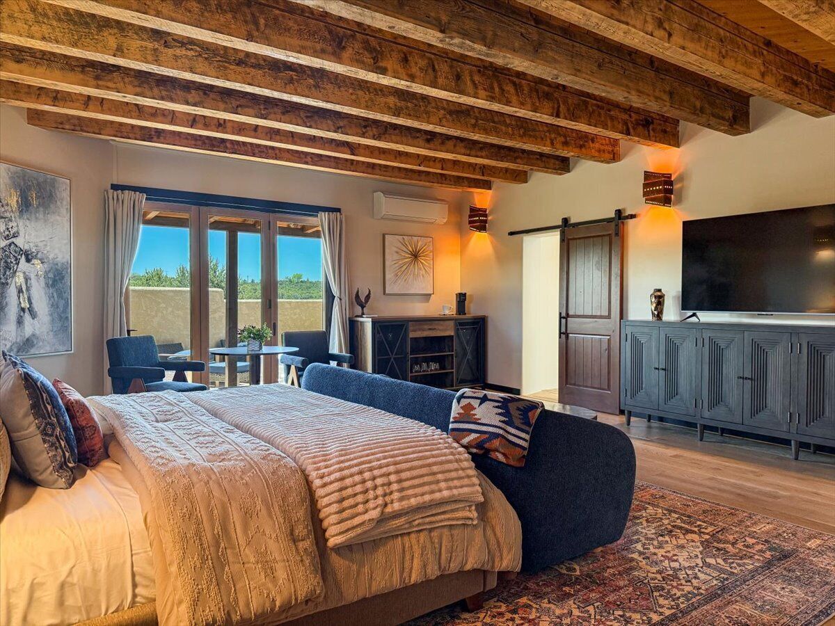 6 dormitorios, tabla de planchar con plancha, cuna de viaje