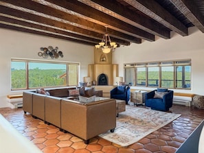 Smart TV, fireplace