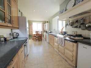 Batterie de cuisine, vaisselle et ustensiles