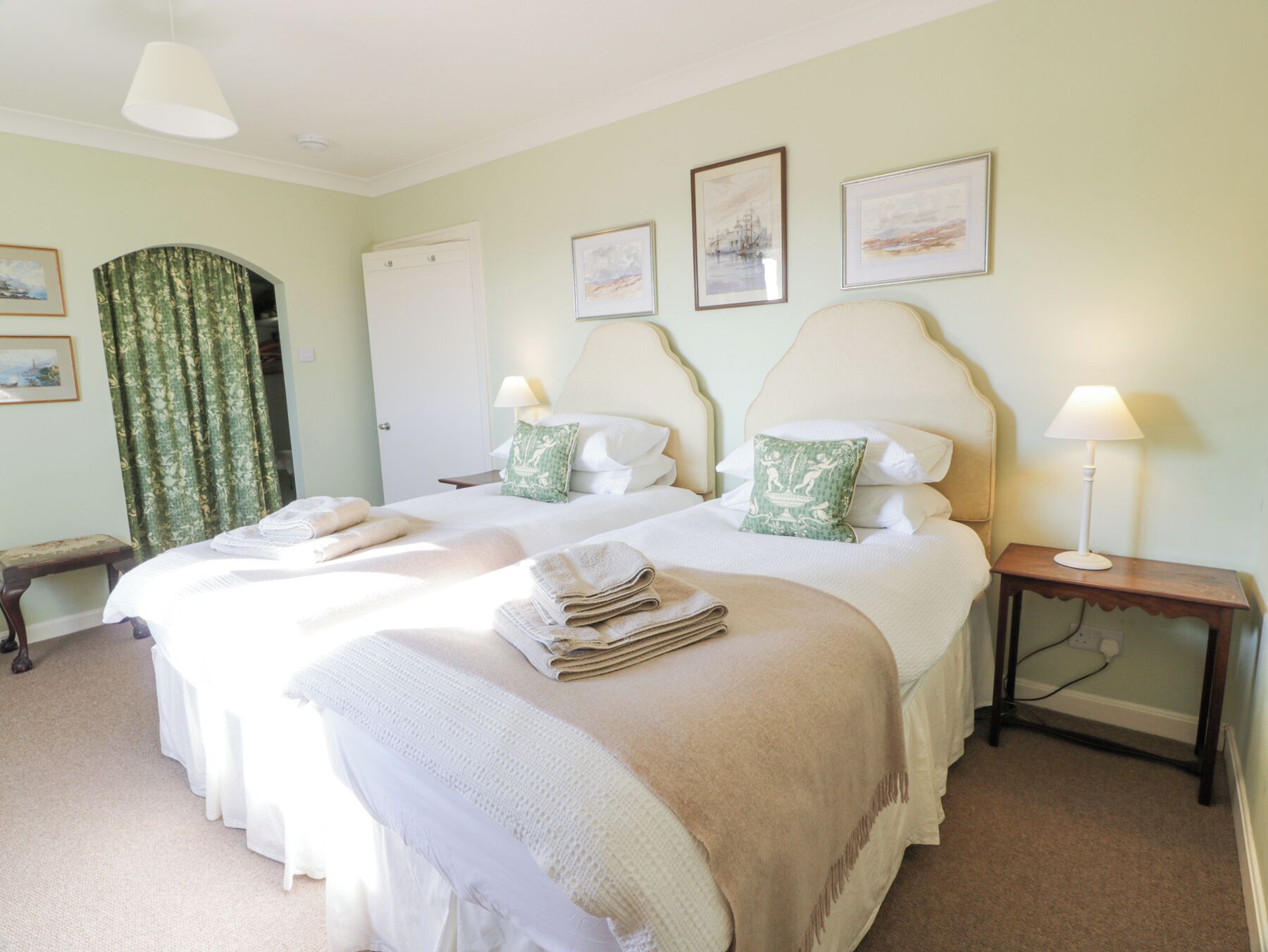 4 Schlafzimmer, individuell dekoriert, individuell eingerichtet