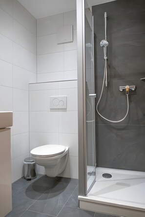 Douche, sèche-cheveux, serviettes fournies