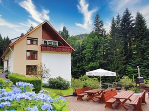 Outdoor dining - Apartment '1 Zimmer' with Mountain View, Shared Terrace and Wi-Fi (Bad Peterstal-Griesbach)