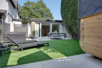 Front garden with hot and sauna