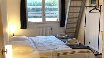 6 slaapkamers, een strijkplank/strijkijzer, wifi, beddengoed