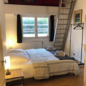 6 bedrooms, iron/ironing board, WiFi, bed sheets