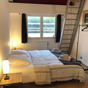 6 bedrooms, iron/ironing board, WiFi, bed sheets