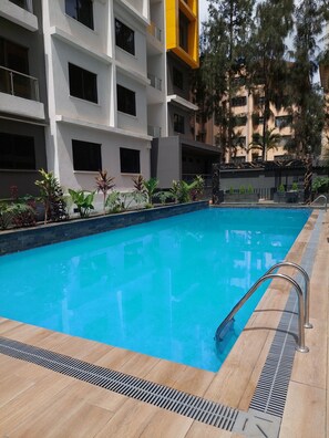 Outdoor pool - Relax and unwind in our warm, welcoming space that feels just like home (Nairobi)