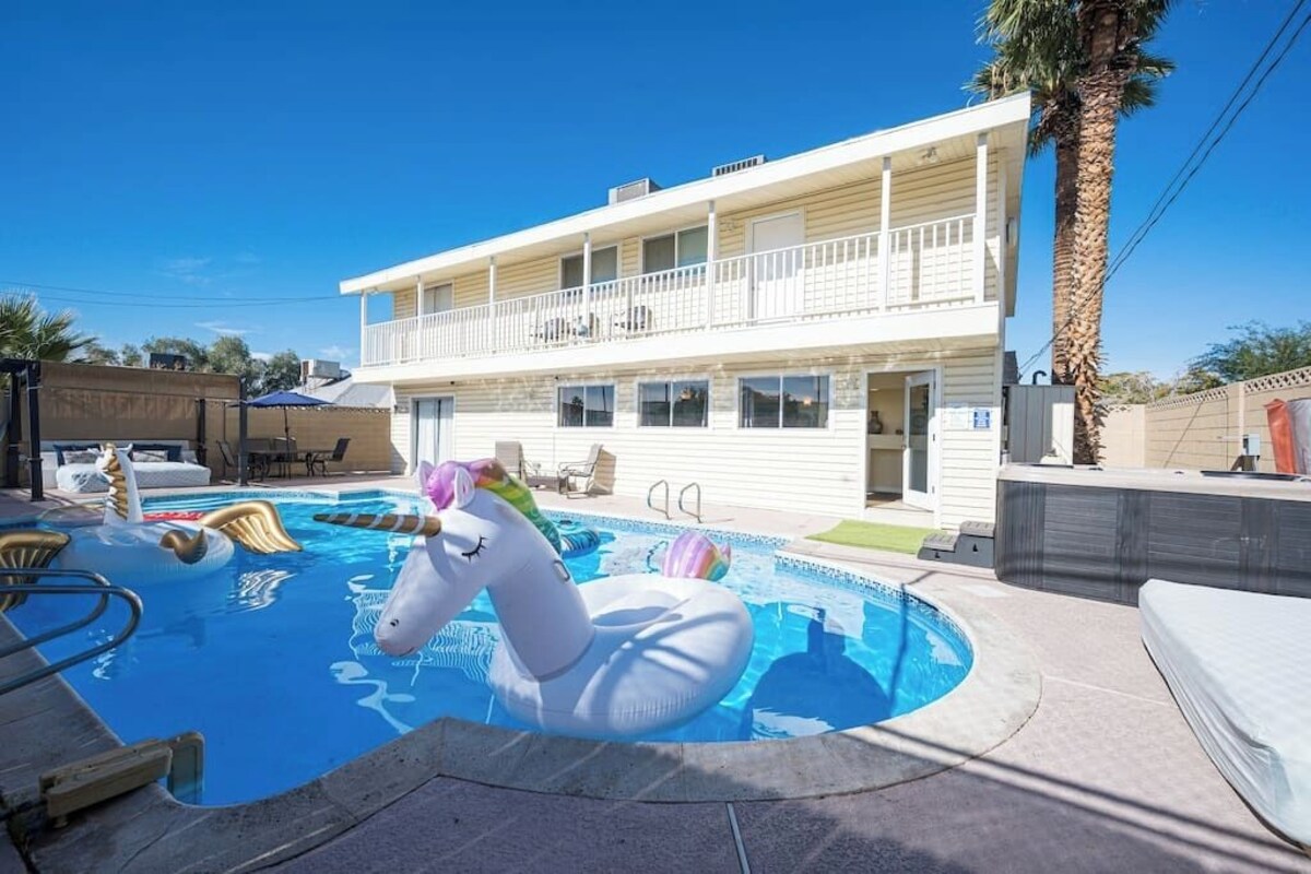 15 Beds, Heated Pool, Hot Tub, BBQ, Close to Strip