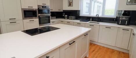 Lave-vaisselle, batterie de cuisine, vaisselle et ustensiles