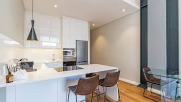 Apartamento superluxo, sacada, vista para a cidade | Cozinha privada