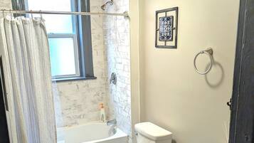 Serviettes fournies, savon, papier toilette