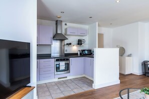 Apartment, 2 Schlafzimmer | Eigene Küche | Kühlschrank, Mikrowelle, Ofen, Herdplatte
