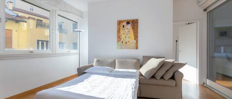 Apartment, 2 Schlafzimmer | Wohnbereich | 32-Zoll-Flachbildfernseher mit Kabelempfang