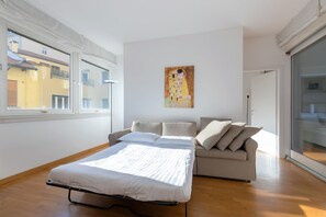 Apartment, 2 Schlafzimmer, Balkon | Wohnbereich | 32-Zoll-Flachbildfernseher mit Kabelempfang