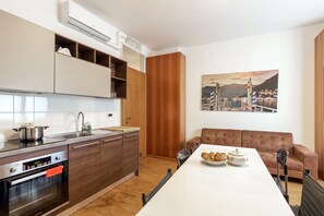Apartment, 2 Schlafzimmer | Eigene Küche | Kühlschrank, Herdplatte, Geschirrspüler, Espressomaschine