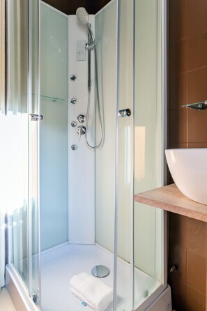 Apartment, 2 Schlafzimmer, Balkon | Badezimmer | Haartrockner, Bidet, Handtücher, Seife