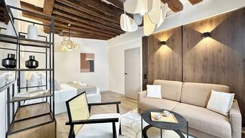 Studio Deluxe, vue cour intérieure | Coin séjour