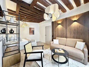 Studio Deluxe, vue cour intérieure | Coin séjour