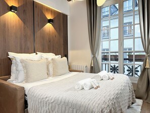 Deluxe Studio, Courtyard View | Living area | 80-cm Smart TV with digital channels - 1544 Dauphine (Paris)