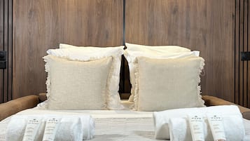 Deluxe-Studio, Blick auf den Innenhof | Wohnbereich | 80-cm-Smart-TV mit Digitalempfang