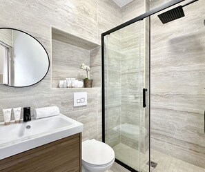 Deluxe Studio, Courtyard View | Bathroom