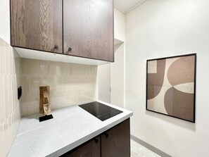Deluxe Studio, Courtyard View | Private kitchen