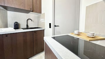 Deluxe-Studio, Blick auf den Innenhof | Eigene Küche | Espressomaschine, Wasserkocher, Toaster, Gefrierschrank