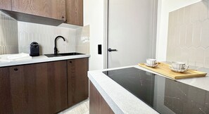 Deluxe Studio, Courtyard View | Private kitchen