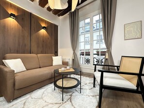 Deluxe Studio, Courtyard View | Living area | 80-cm Smart TV with digital channels - 1544 Dauphine (Paris)
