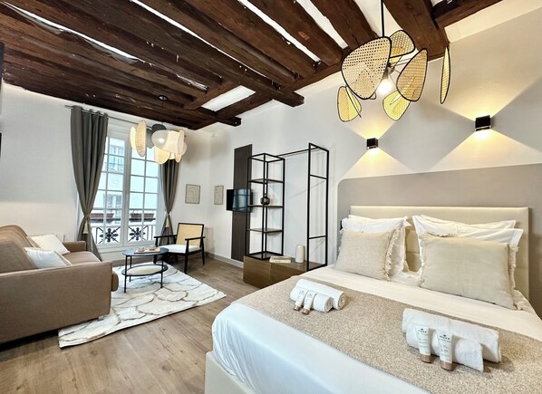 Studio Deluxe, vue cour intérieure | Vue de la chambre