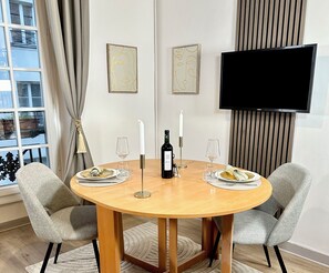 Deluxe Studio, Courtyard View | Living area | 80-cm Smart TV with digital channels - 1544 Dauphine (Paris)