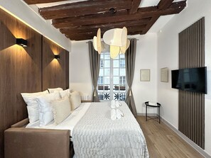 Deluxe Studio, Courtyard View | Living area | 80-cm Smart TV with digital channels - 1544 Dauphine (Paris)