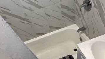 Een haardroger, handdoeken