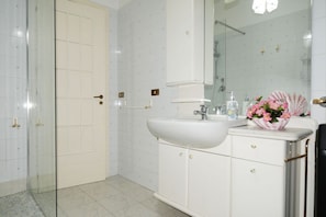 Douche, bidet