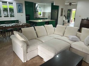 Vila, 3 quartos, para fumantes, piscina particular | Área de estar | Livros