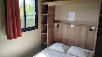 2 bedrooms, travel cot, WiFi