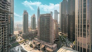 Un quartier urbain caractérisé par de nombreux immeubles de grande hauteur et une architecture moderne, notamment un bâtiment remarquable à la conception originale et plusieurs immeubles résidentiels de grande hauteur.