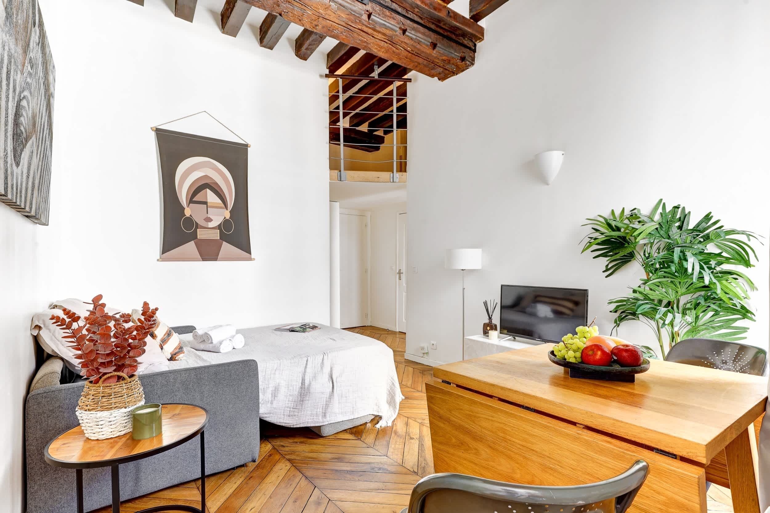 1 slaapkamer, een bureau, een strijkplank/strijkijzer, reisbedje