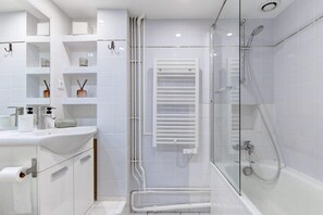 Shower, hair dryer, towels