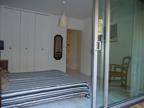 1 habitación y tabla de planchar con plancha 