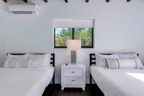 Hidden Bungalow- Peaceful Retreat BBQ and hot tub