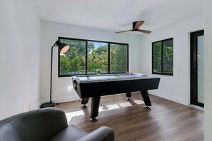 House | 3 bedrooms - Hidden Bungalow- Peaceful Retreat BBQ and hot tub (North Miami)